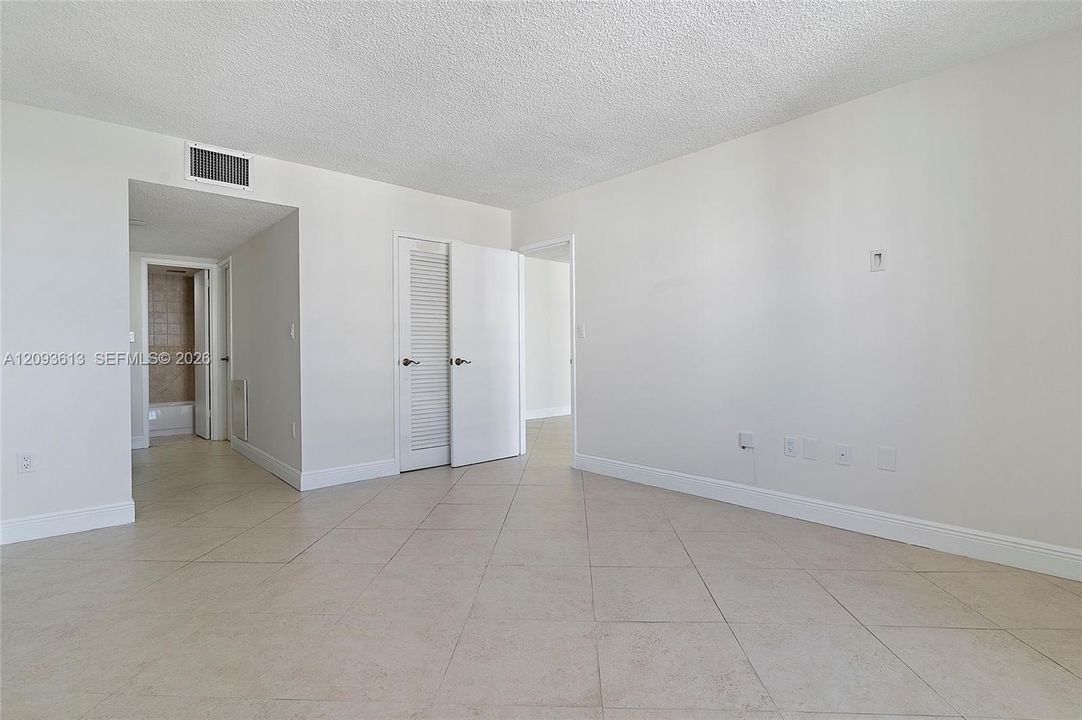 For Sale: $409,000 (1 beds, 2 baths, 824 Square Feet)