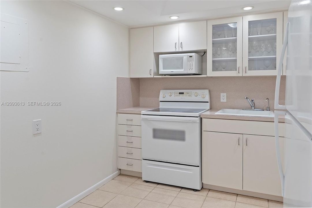 For Sale: $409,000 (1 beds, 2 baths, 824 Square Feet)