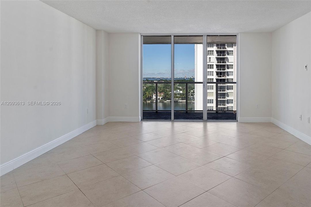 For Sale: $409,000 (1 beds, 2 baths, 824 Square Feet)