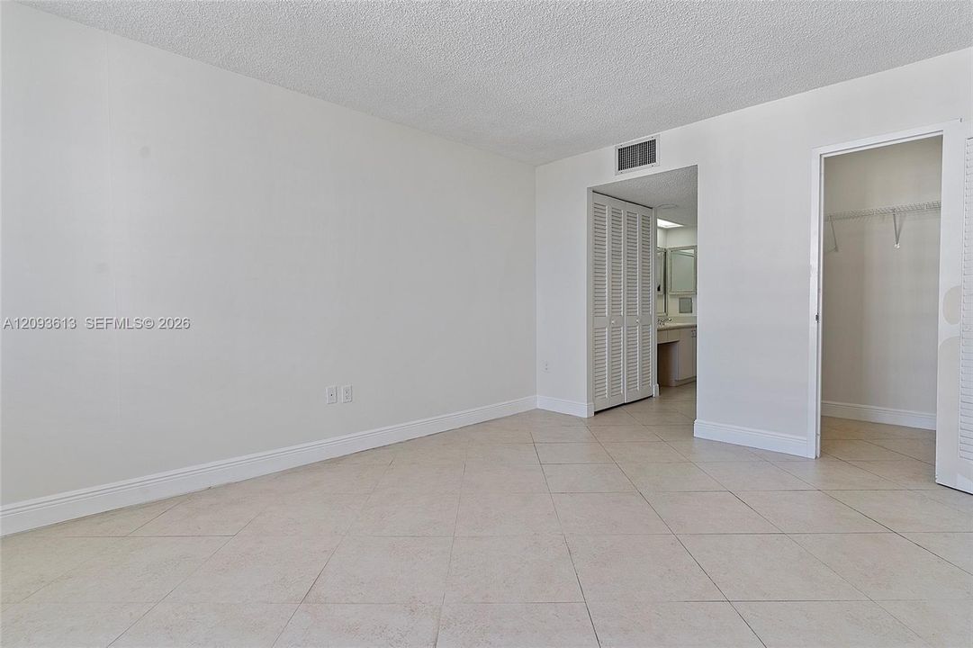 For Sale: $409,000 (1 beds, 2 baths, 824 Square Feet)
