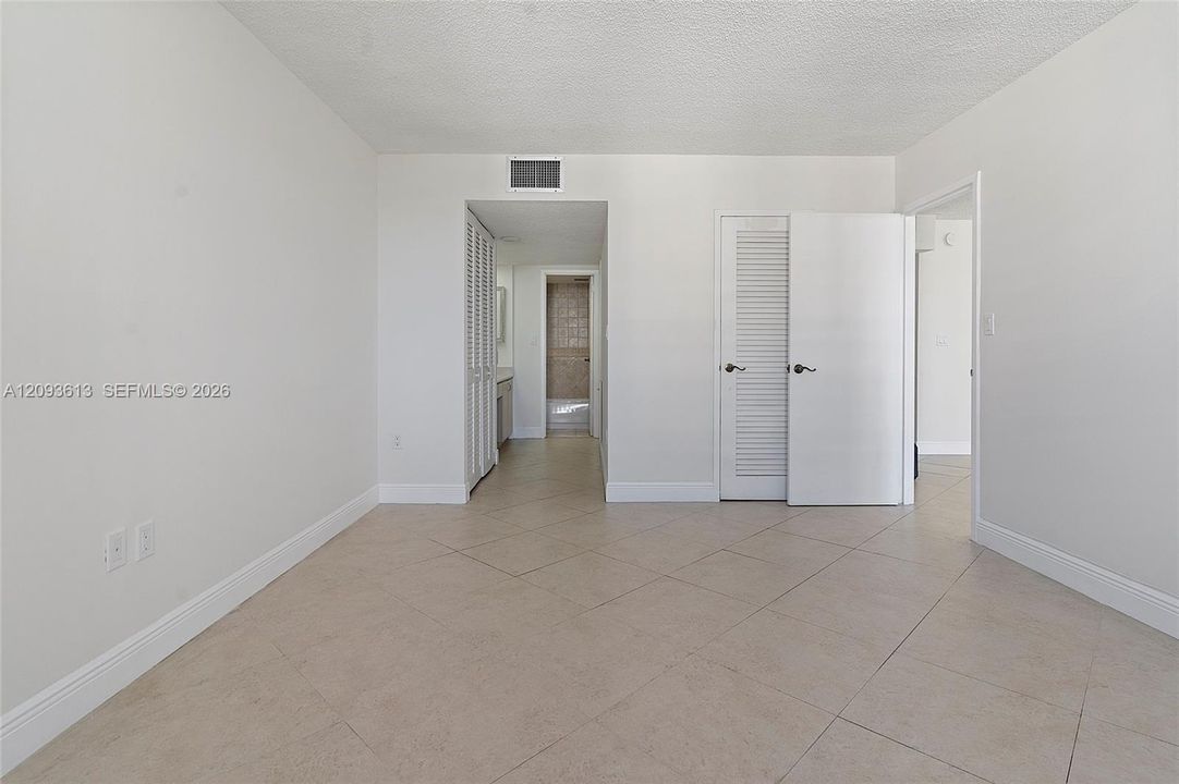 For Sale: $409,000 (1 beds, 2 baths, 824 Square Feet)