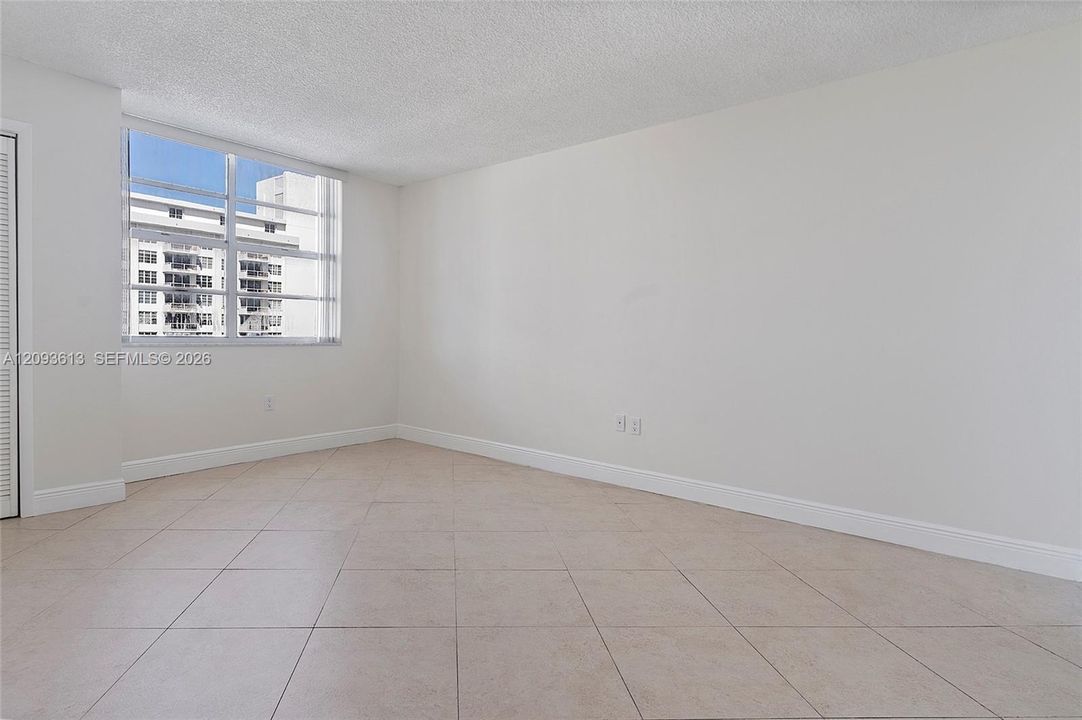 For Sale: $409,000 (1 beds, 2 baths, 824 Square Feet)