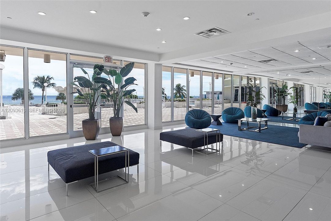 For Sale: $409,000 (1 beds, 2 baths, 824 Square Feet)