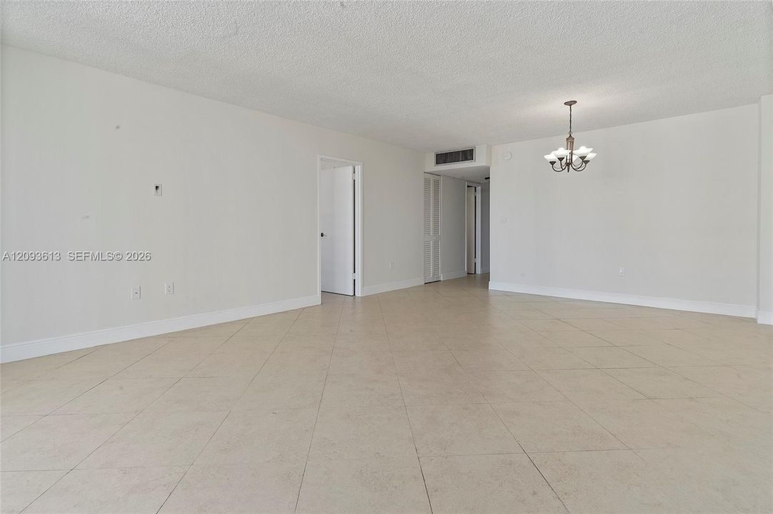 For Sale: $409,000 (1 beds, 2 baths, 824 Square Feet)