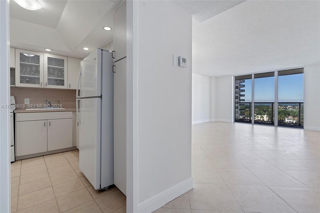 For Sale: $409,000 (1 beds, 2 baths, 824 Square Feet)