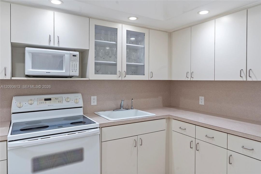 For Sale: $409,000 (1 beds, 2 baths, 824 Square Feet)