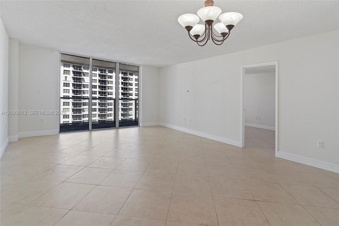 For Sale: $409,000 (1 beds, 2 baths, 824 Square Feet)