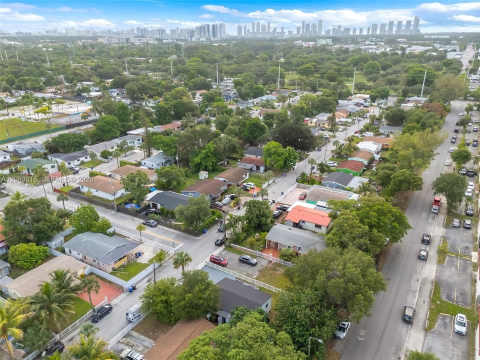 В аренду: $3,300 (3 спален, 2 ванн, 900 Квадратных фут)