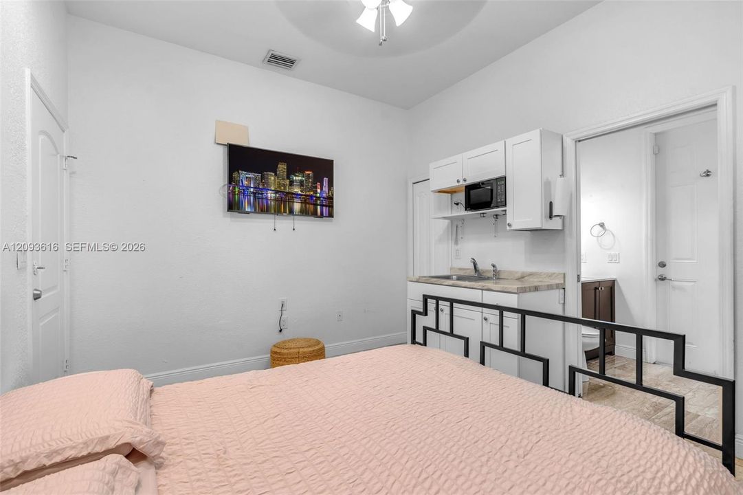 For Rent: $1,300 (1 beds, 1 baths, 275 Square Feet)