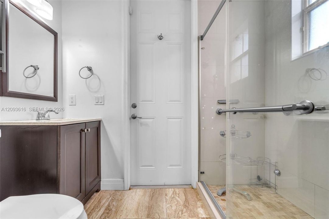 For Rent: $1,300 (1 beds, 1 baths, 275 Square Feet)