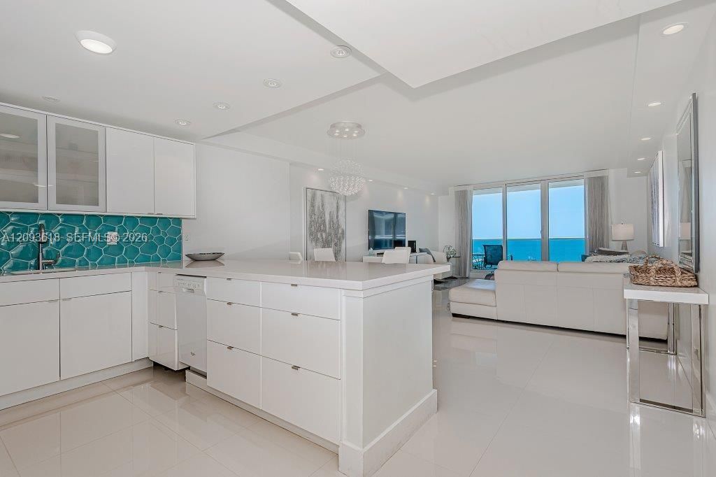 For Rent: $15,000 (1 beds, 2 baths, 900 Square Feet)