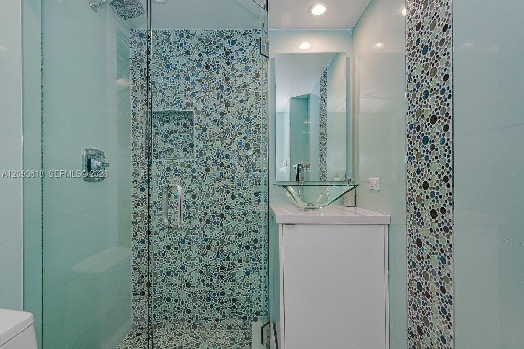 For Rent: $15,000 (1 beds, 2 baths, 900 Square Feet)
