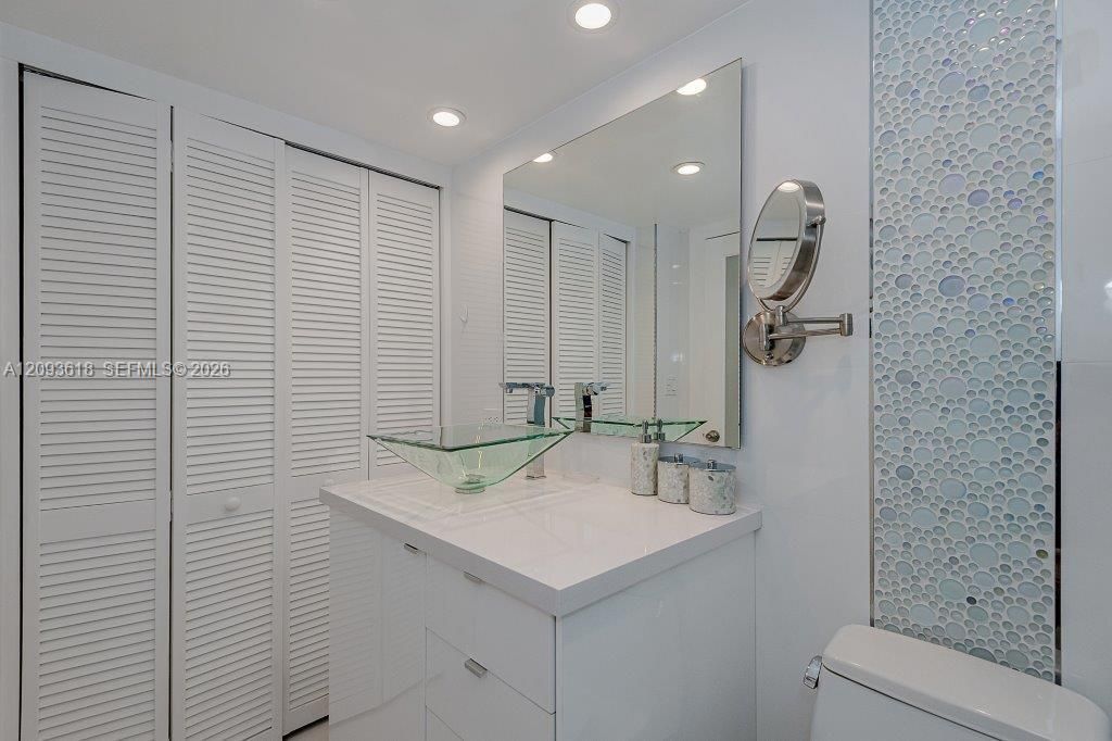 For Rent: $15,000 (1 beds, 2 baths, 900 Square Feet)