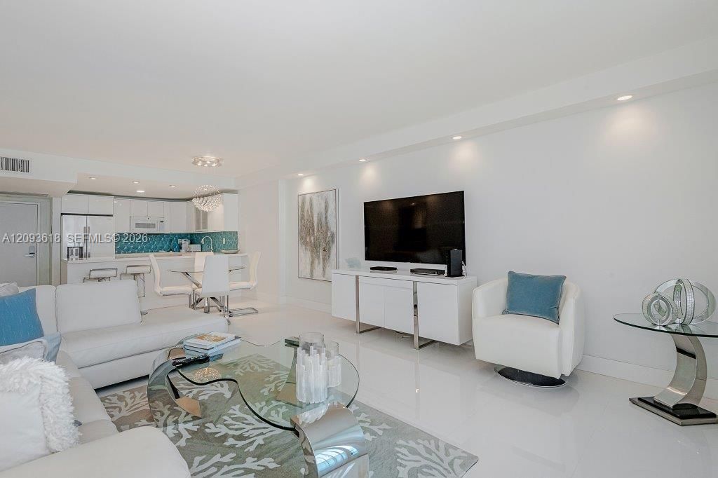 For Rent: $15,000 (1 beds, 2 baths, 900 Square Feet)