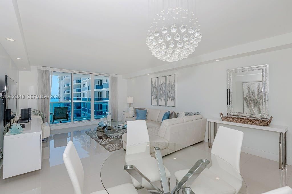 For Rent: $15,000 (1 beds, 2 baths, 900 Square Feet)