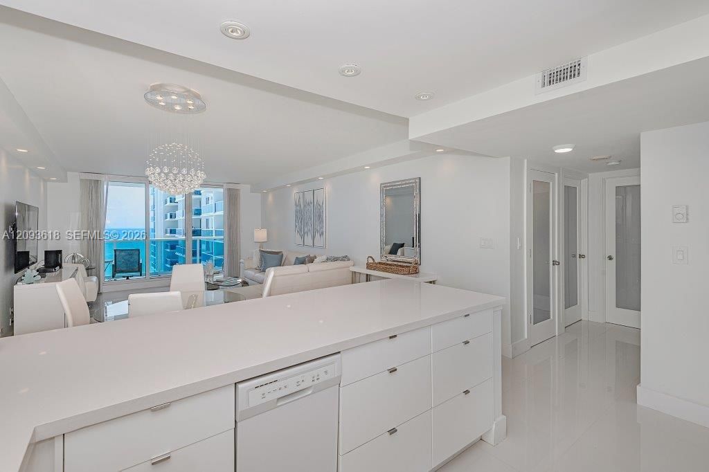For Rent: $15,000 (1 beds, 2 baths, 900 Square Feet)