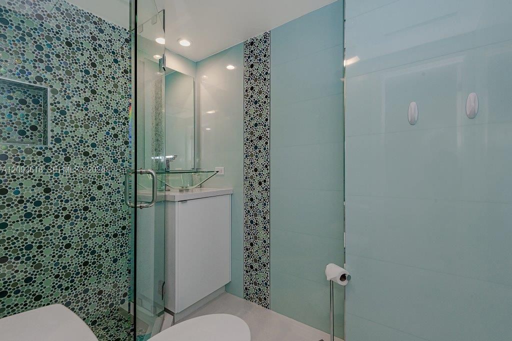 For Rent: $15,000 (1 beds, 2 baths, 900 Square Feet)