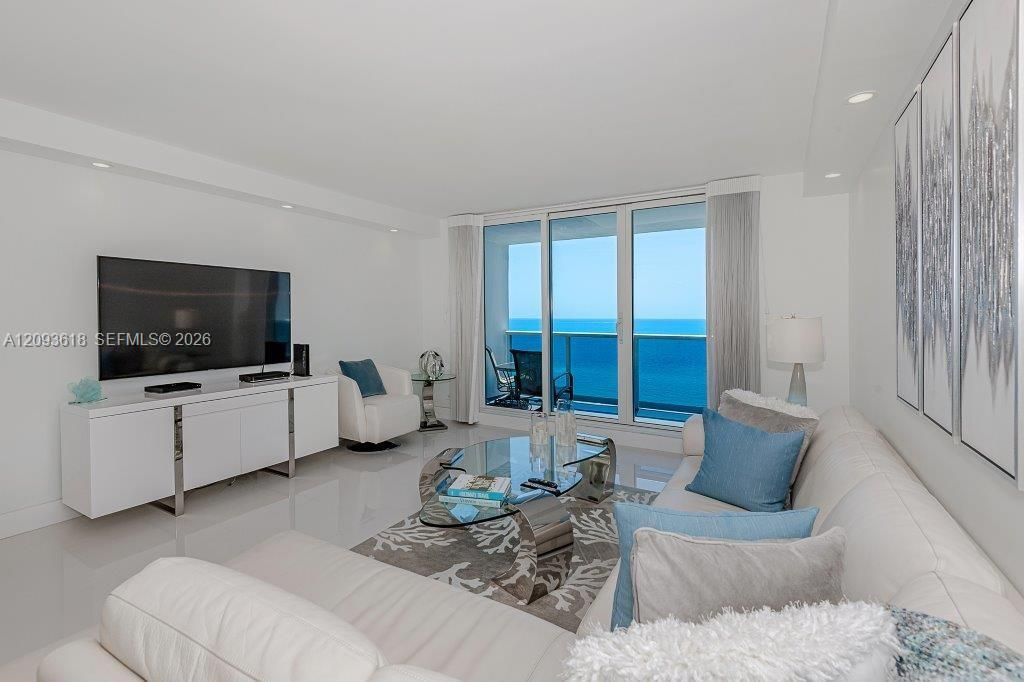 For Rent: $15,000 (1 beds, 2 baths, 900 Square Feet)
