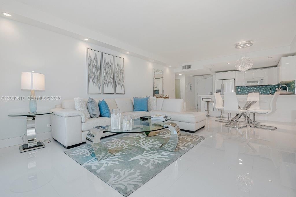For Rent: $15,000 (1 beds, 2 baths, 900 Square Feet)