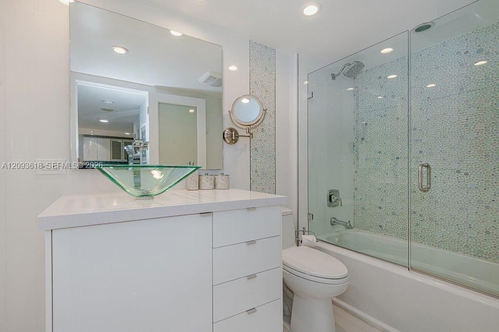 For Rent: $15,000 (1 beds, 2 baths, 900 Square Feet)