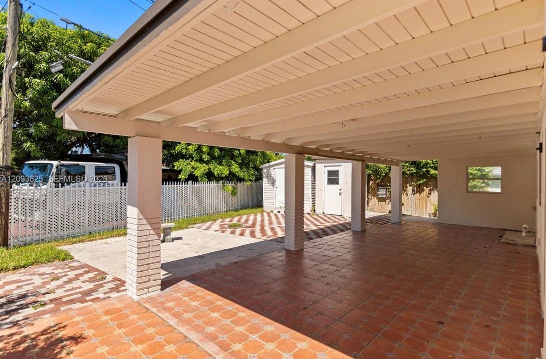 For Sale: $750,000 (6 beds, 3 baths, 2032 Square Feet)