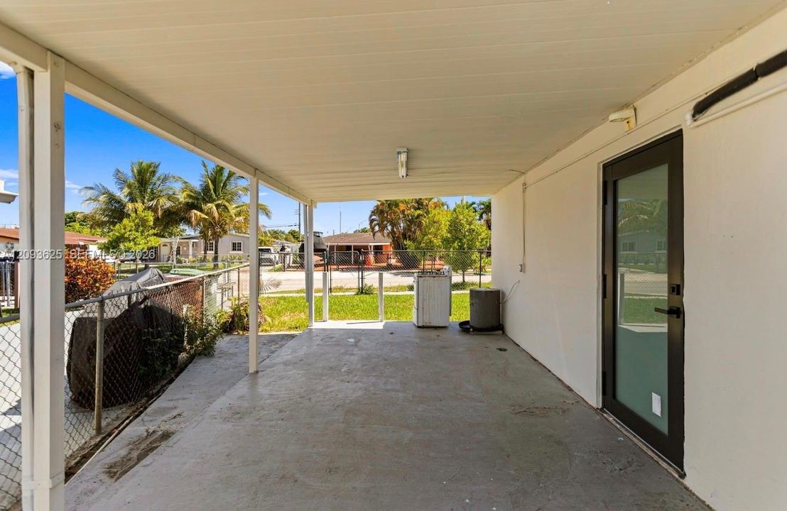 For Sale: $750,000 (6 beds, 3 baths, 2032 Square Feet)