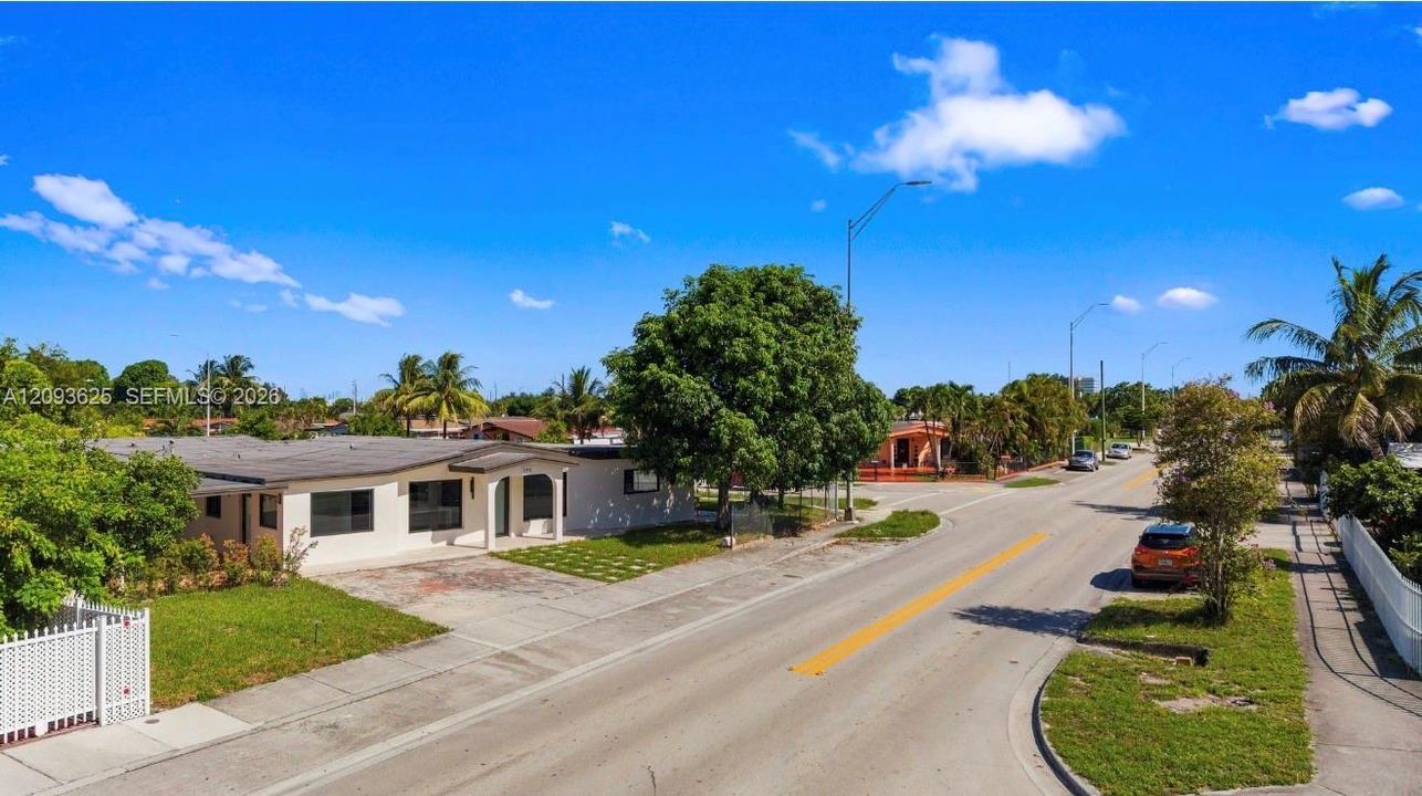 For Sale: $750,000 (6 beds, 3 baths, 2032 Square Feet)