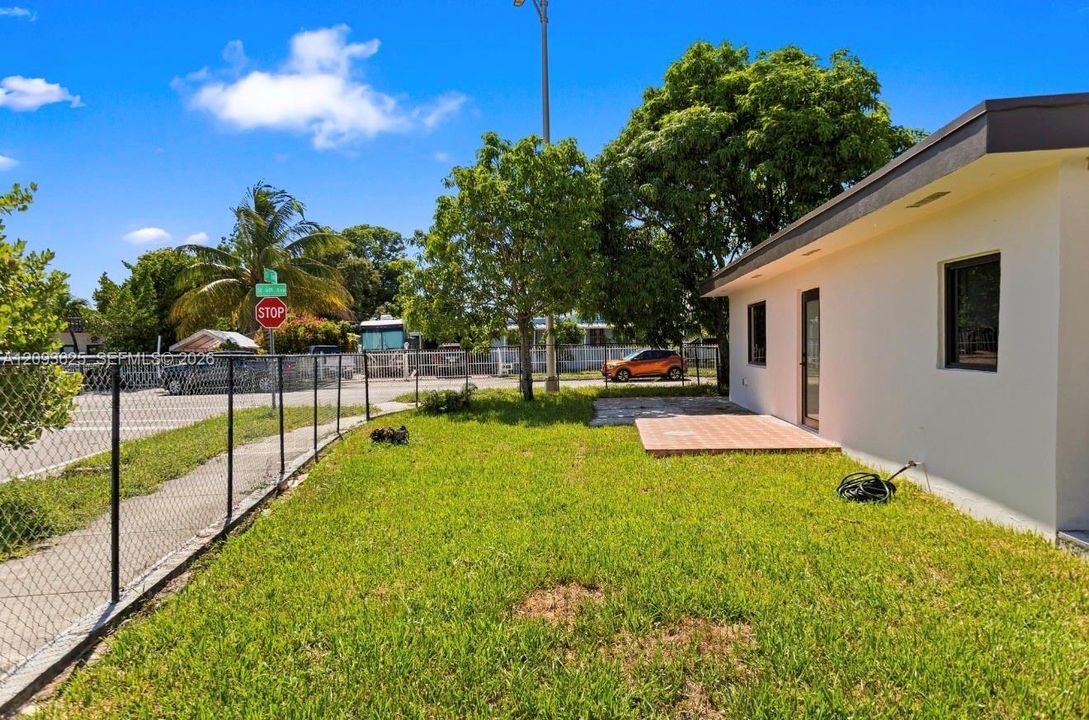 For Sale: $750,000 (6 beds, 3 baths, 2032 Square Feet)