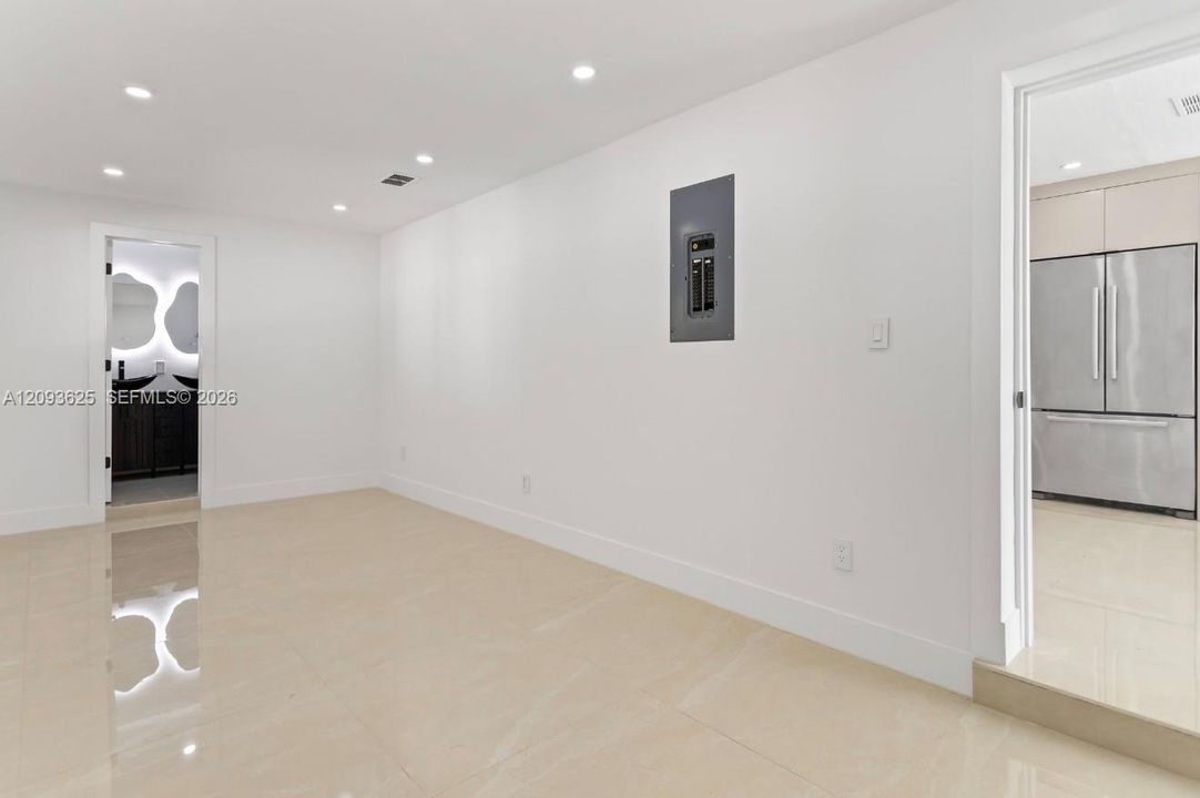 For Sale: $750,000 (6 beds, 3 baths, 2032 Square Feet)