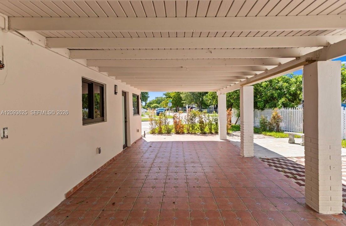 For Sale: $750,000 (6 beds, 3 baths, 2032 Square Feet)