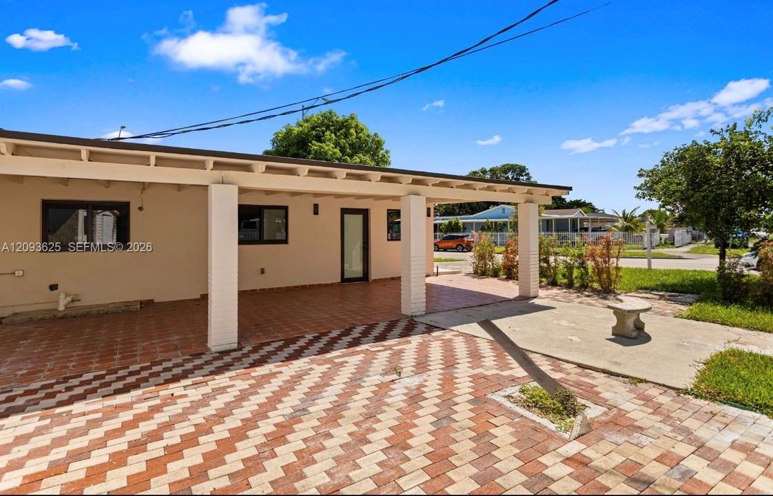 For Sale: $750,000 (6 beds, 3 baths, 2032 Square Feet)