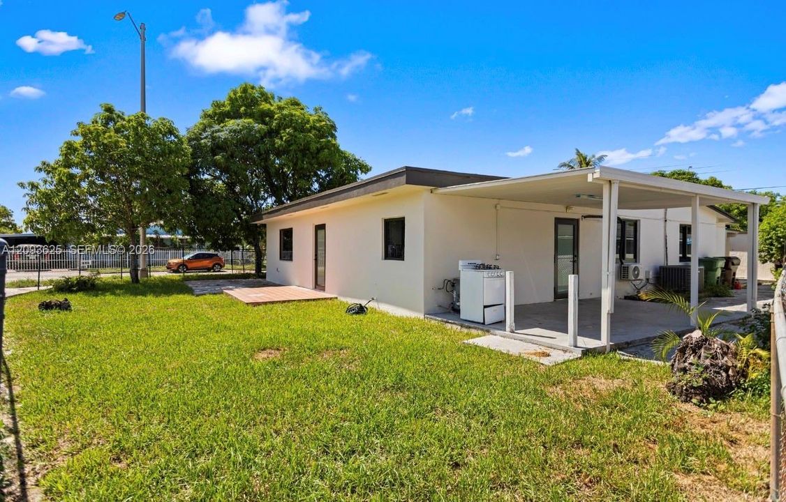 For Sale: $750,000 (6 beds, 3 baths, 2032 Square Feet)