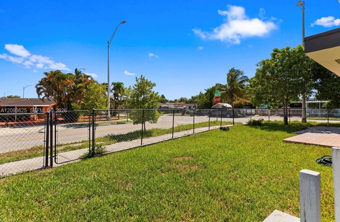 For Sale: $750,000 (6 beds, 3 baths, 2032 Square Feet)