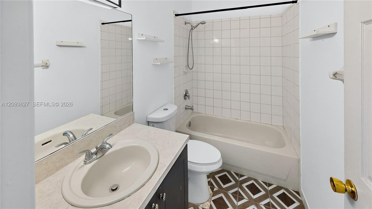 На продажу: $350,000 (4 спален, 3 ванн, 1618 Квадратных фут)