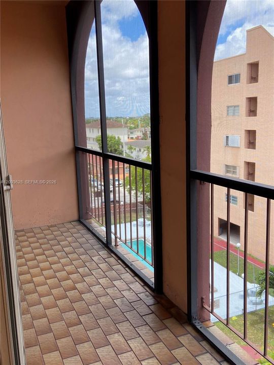 For Sale: $185,000 (1 beds, 1 baths, 725 Square Feet)