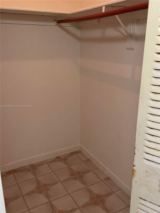For Sale: $185,000 (1 beds, 1 baths, 725 Square Feet)
