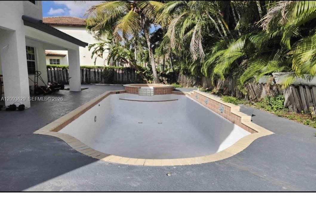 En Venta: $990,000 (5 camas, 3 baños, 2581 Pies cuadrados)