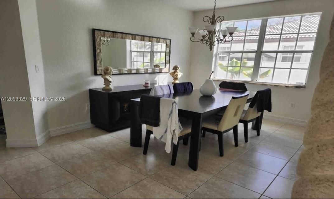 En Venta: $990,000 (5 camas, 3 baños, 2581 Pies cuadrados)