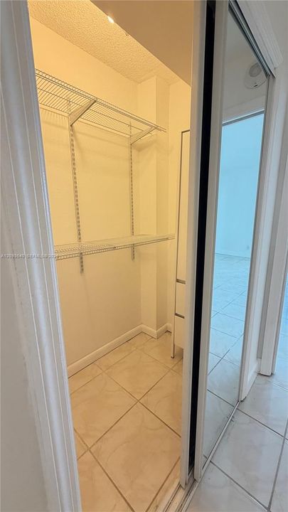 For Rent: $2,800 (2 beds, 1 baths, 991 Square Feet)