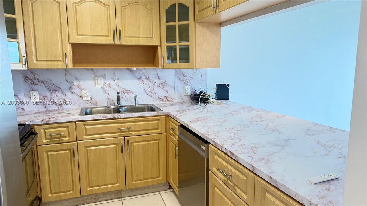 For Rent: $2,800 (2 beds, 1 baths, 991 Square Feet)
