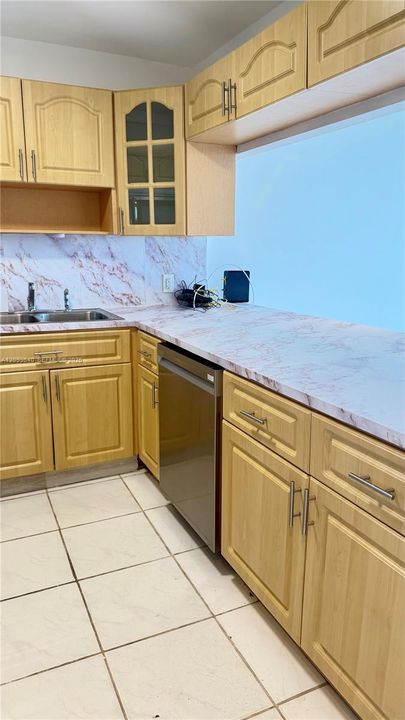 For Rent: $2,800 (2 beds, 1 baths, 991 Square Feet)