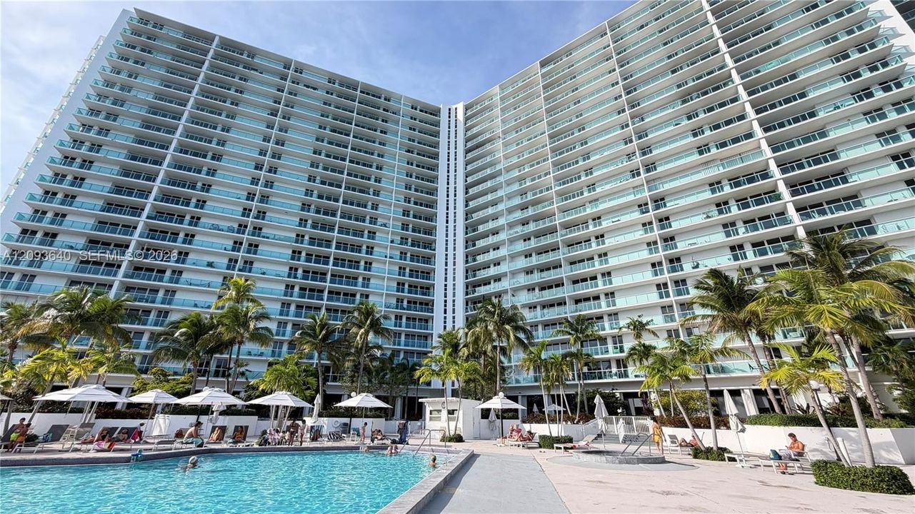 For Rent: $2,800 (2 beds, 1 baths, 991 Square Feet)