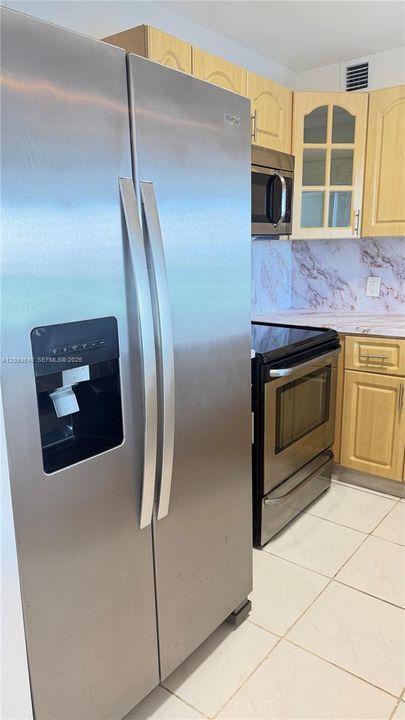 For Rent: $2,800 (2 beds, 1 baths, 991 Square Feet)