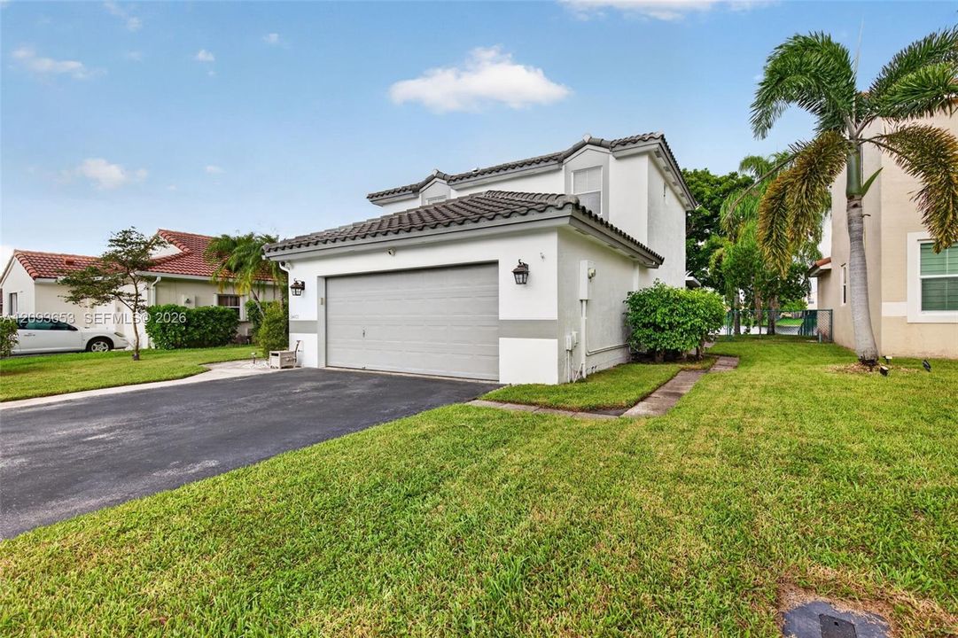 For Sale: $599,900 (3 beds, 2 baths, 1998 Square Feet)