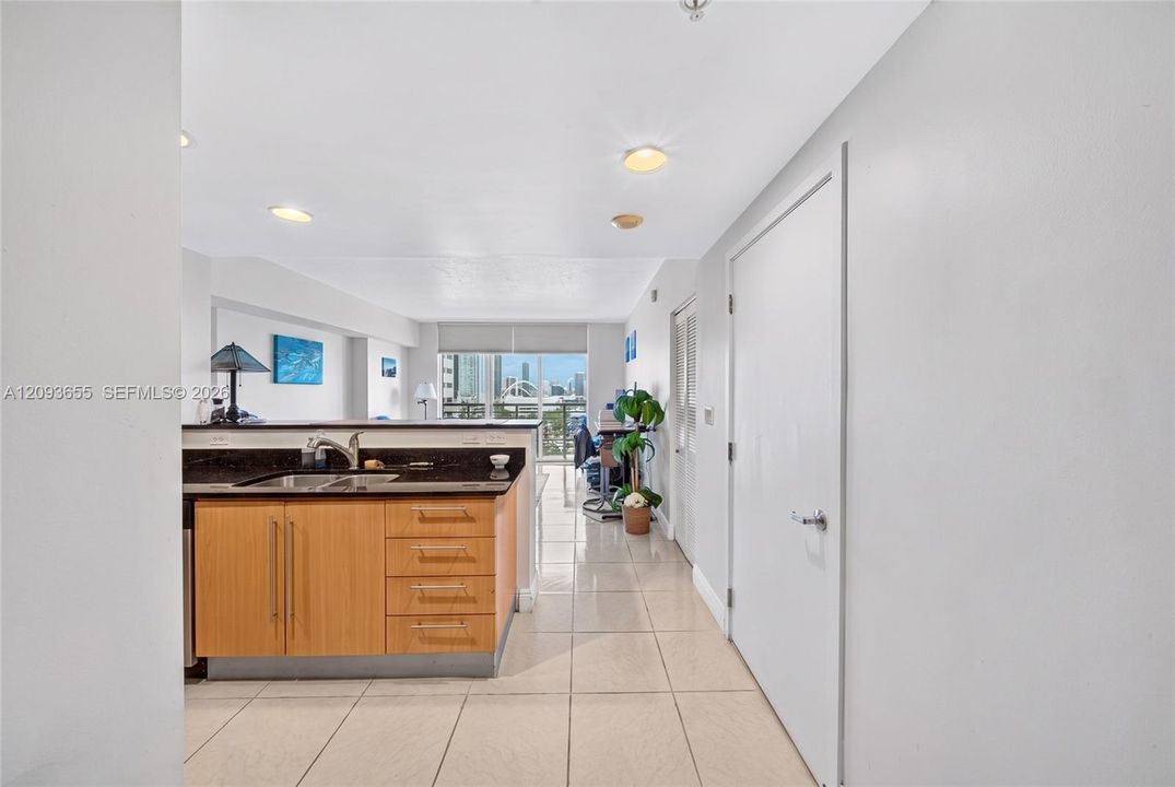 For Sale: $350,000 (1 beds, 1 baths, 507 Square Feet)