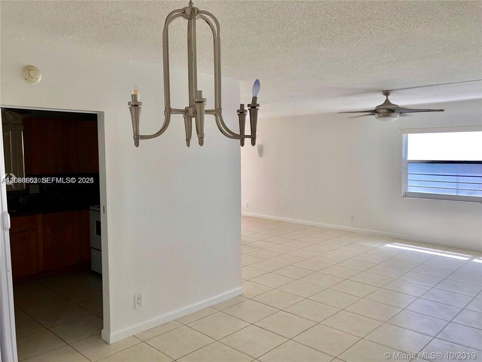 En Venta: $365,000 (3 camas, 2 baños, 1379 Pies cuadrados)