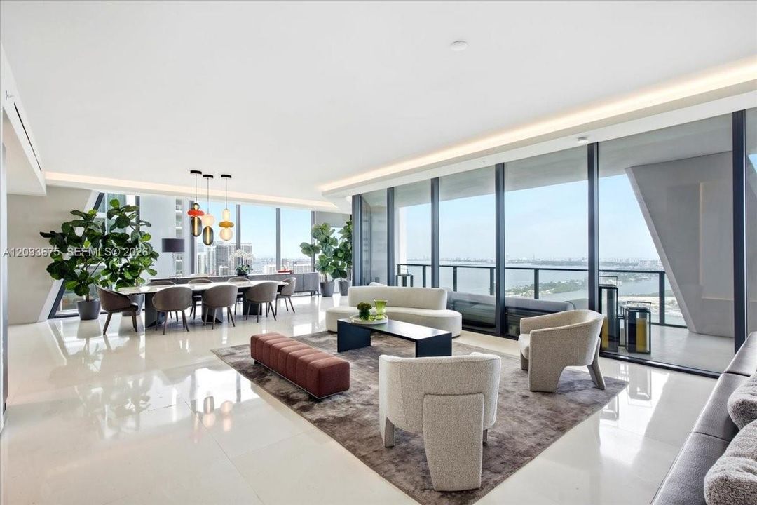 出租: $45,000 (4 贝兹, 4 浴室, 4600 平方英尺)