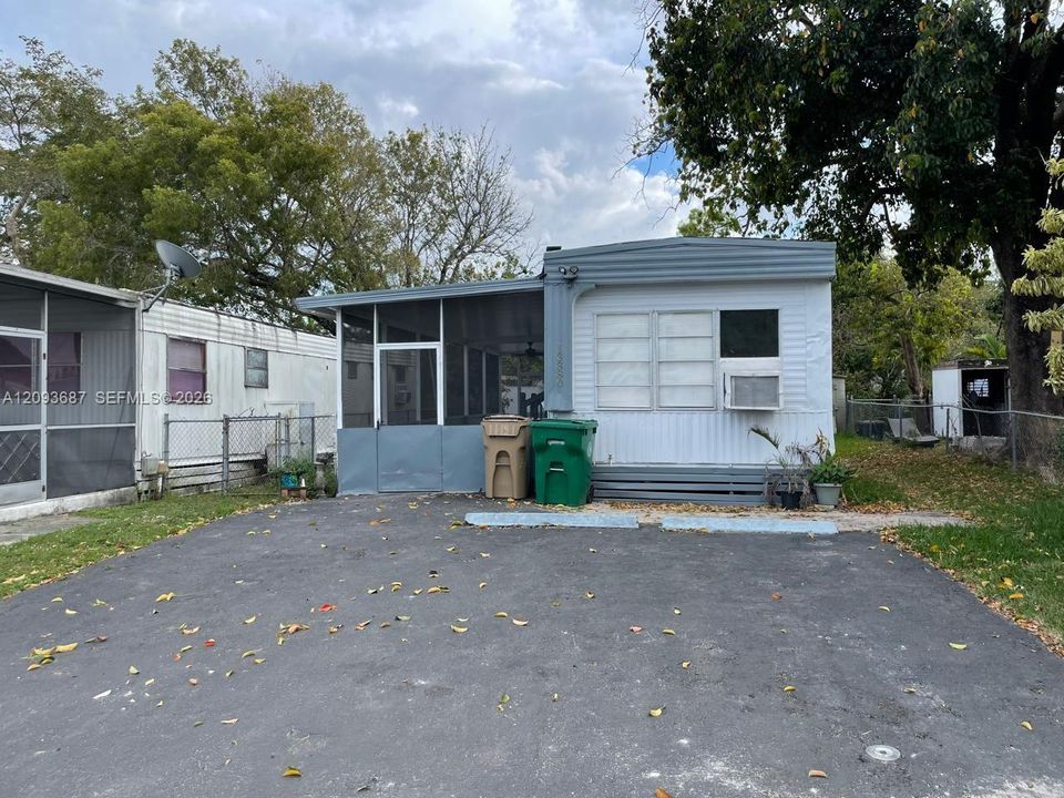 For Rent: $1,800 (2 beds, 1 baths, 684 Square Feet)