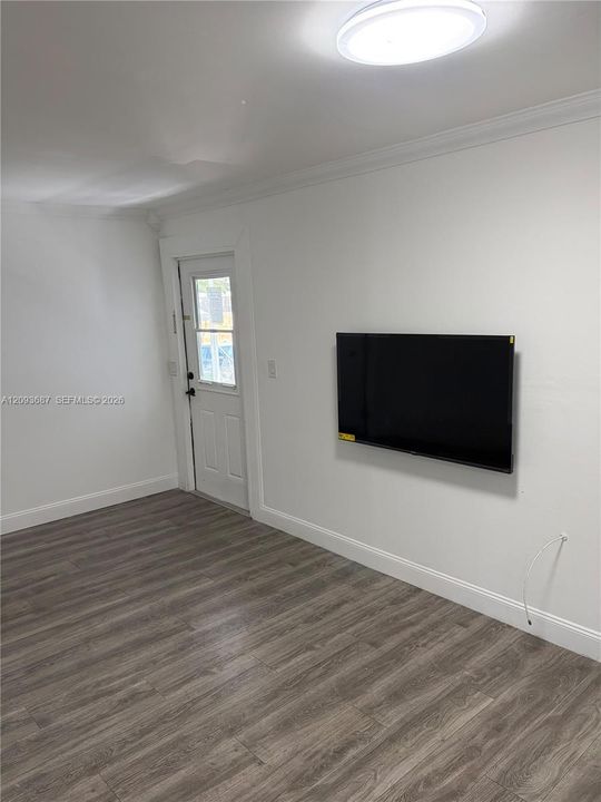 For Rent: $1,800 (2 beds, 1 baths, 684 Square Feet)