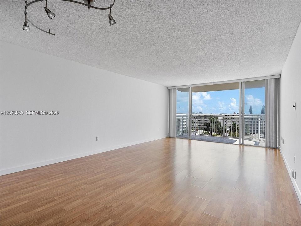 For Rent: $2,000 (1 beds, 1 baths, 1005 Square Feet)